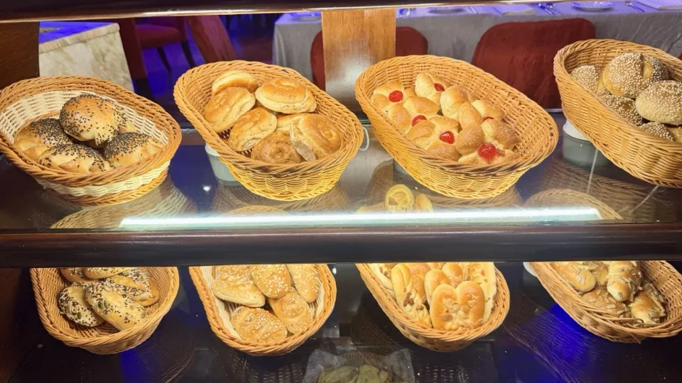 Półka z bułkami, część z ziarnami i polewą